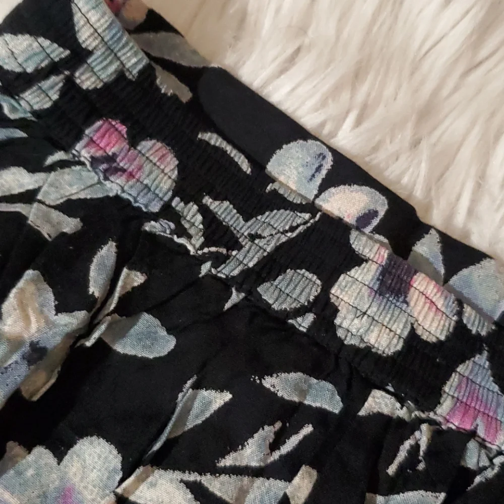 **Kimchi Blue Floral Shorts – Black/Pastel Print, Size Small**